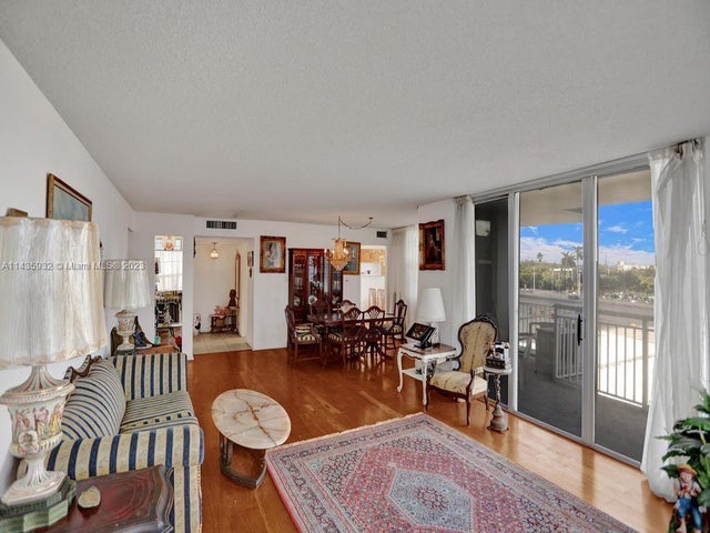 4 of 55 - 18051 Biscayne Blvd 304, Aventura, FL