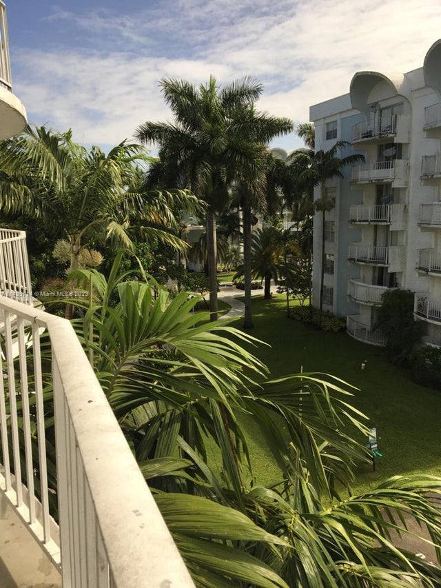 1 of 2 - 498 Nw 165th St Rd D401, Miami, FL
