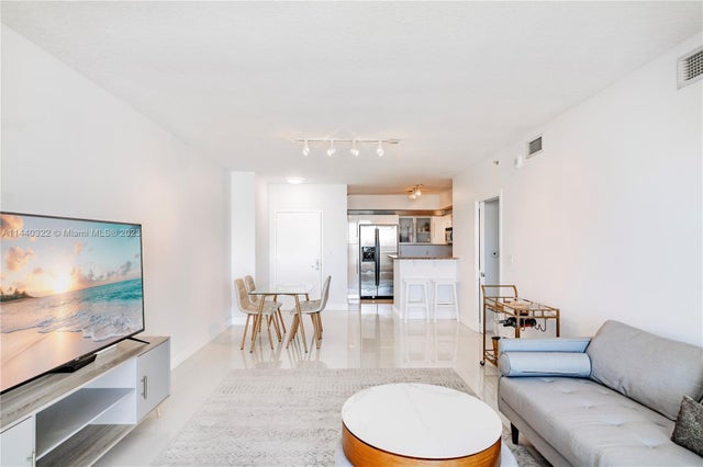 5 of 31 - 335 S Biscayne Blvd 3900, Miami, FL