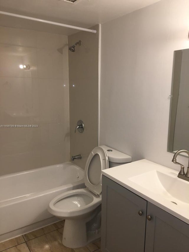 5 of 18 - 498 Nw 165th St Rd D205, Miami, FL