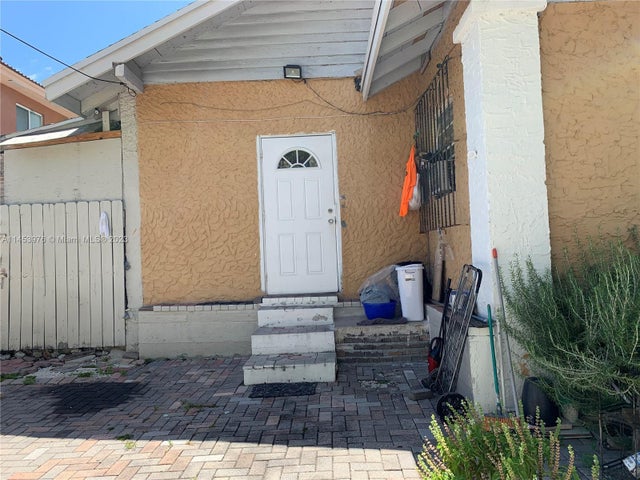 4 of 16 - 1104 Nw 6th St, Miami, FL