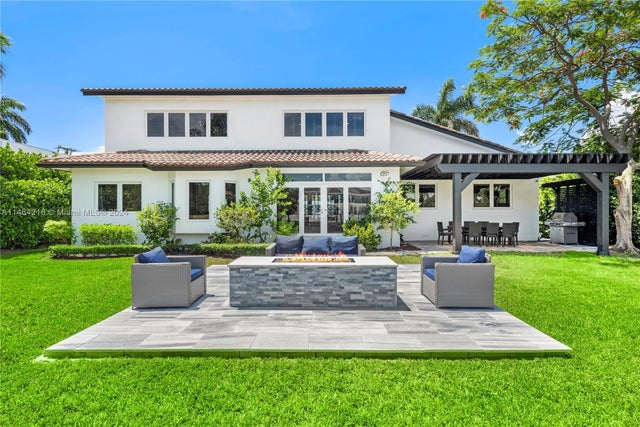 1 of 31 - 472 Sunset Dr, Hallandale Beach, FL