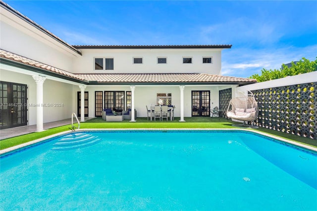 2 of 31 - 472 Sunset Dr, Hallandale Beach, FL