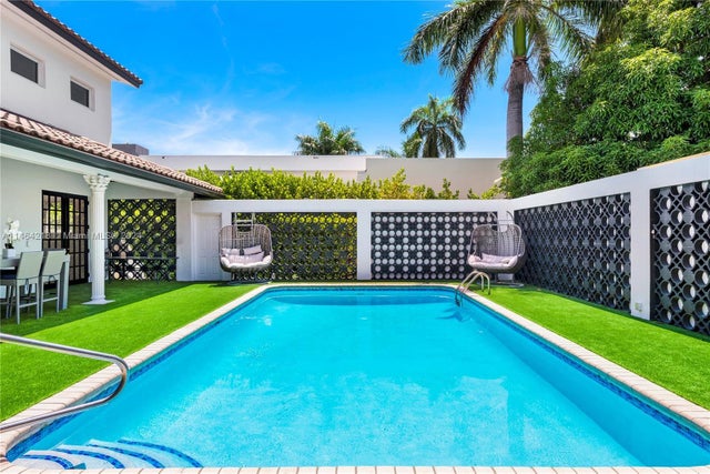 3 of 31 - 472 Sunset Dr, Hallandale Beach, FL