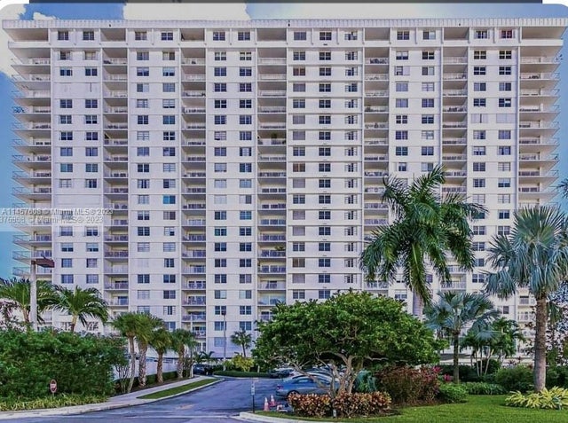 4 of 13 - 500 Bayview Dr 1417, Sunny Isles Beach, FL