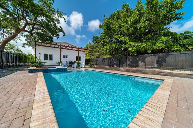 1 of 13 - 112 Nw 10th St, Hallandale Beach, FL
