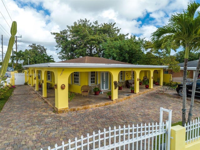 4 of 26 - 901 E 32nd St, Hialeah, FL