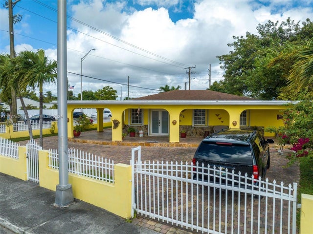 5 of 26 - 901 E 32nd St, Hialeah, FL