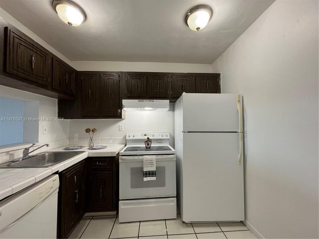 2 of 9 - 492 Nw 165th St Rd C-611, Miami, FL