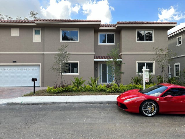 2 of 85 - 3562 Forest View Cir, Dania Beach, FL