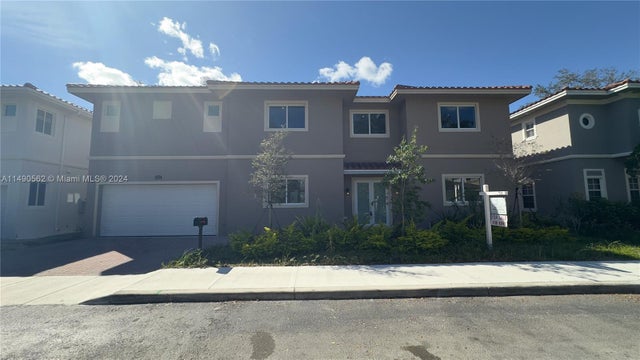 4 of 85 - 3562 Forest View Cir, Dania Beach, FL
