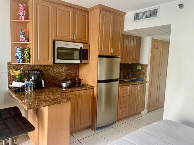 5 of 22 - 19201 Collins Av 432, Sunny Isles Beach, FL