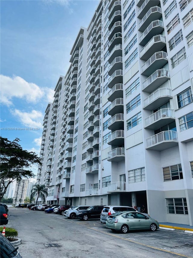 2 of 15 - 18051 Biscayne Blvd 903, Aventura, FL