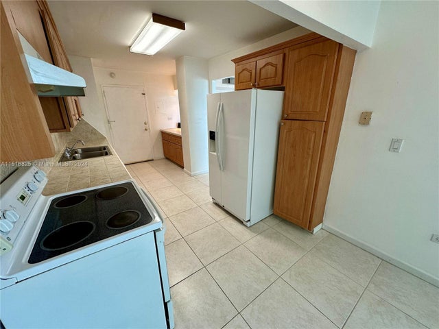 4 of 38 - 7135 Collins Ave 1721, Miami Beach, FL