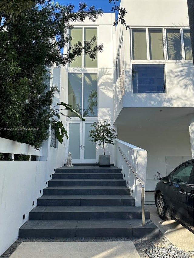 1 of 17 - 736 Woodcrest Rd, Key Biscayne, FL