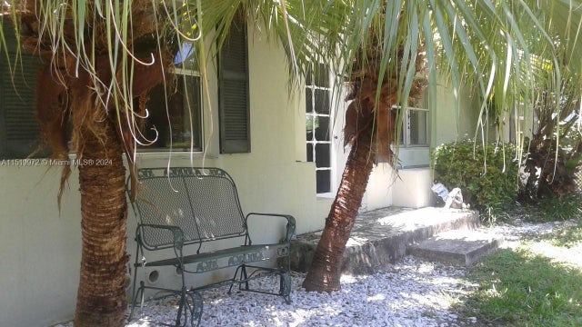 4 of 13 - 563 W 49th St, Miami Beach, FL