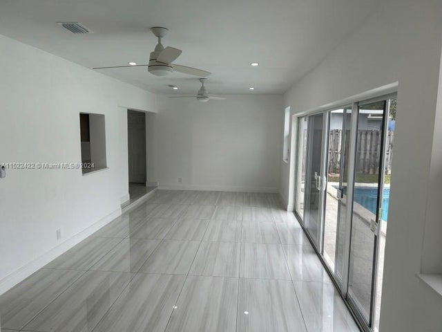 3 of 19 - 801 S Highland Dr, Hollywood, FL