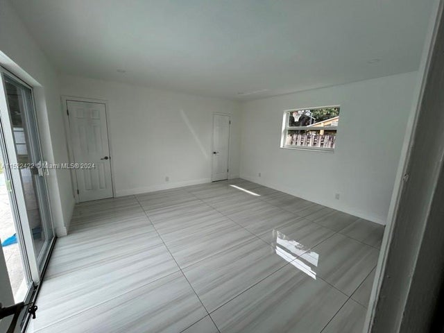 4 of 19 - 801 S Highland Dr, Hollywood, FL