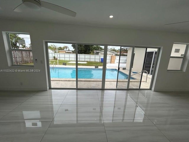 5 of 19 - 801 S Highland Dr, Hollywood, FL