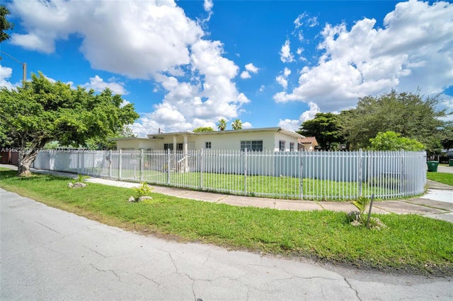 2 of 5 - 451 Nw 30th Pl, Miami, FL