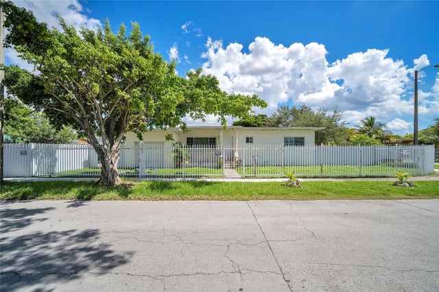 3 of 5 - 451 Nw 30th Pl, Miami, FL