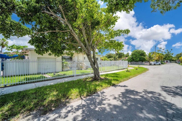 4 of 5 - 451 Nw 30th Pl, Miami, FL