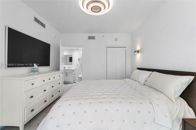 5 of 32 - 6000 Collins Ave 510, Miami Beach, FL
