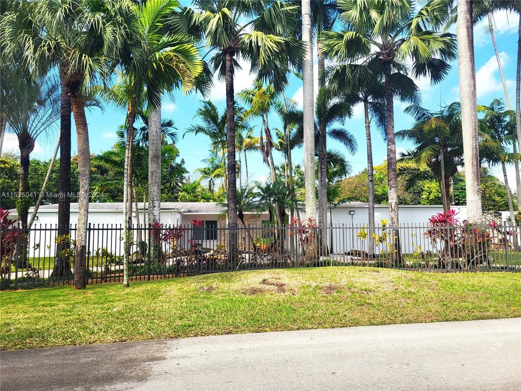 8290 Sunset Dr, Miami