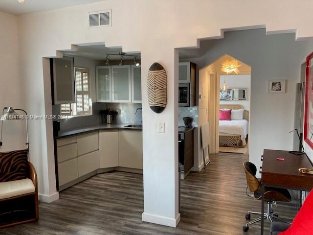 2 of 14 - 550 15th St 201, Miami Beach, FL