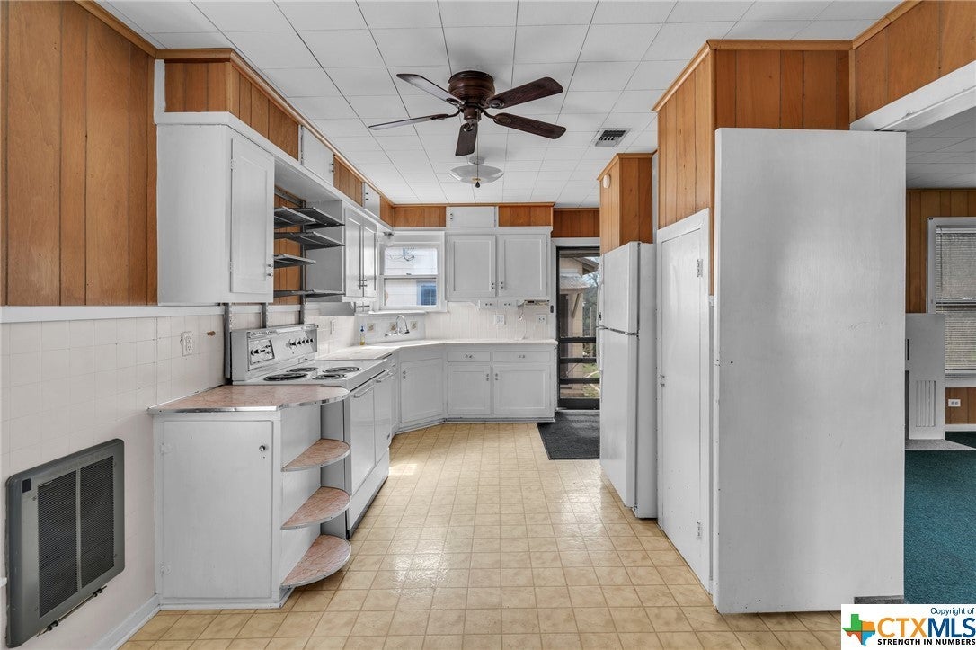 972 Albert Street on Guadalupe River in New Braunfels MLS® 536077