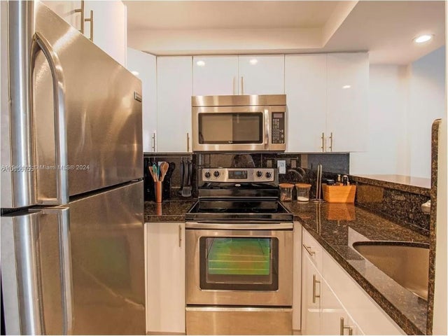 4 of 14 - 1035 West Ave 802, Miami Beach, FL