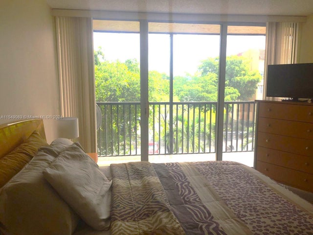 5 of 17 - 3771 Environ Blvd 450, Lauderhill, FL