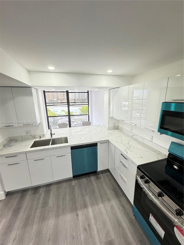 4 of 35 - 800 Parkview Dr 502, Hallandale Beach, FL