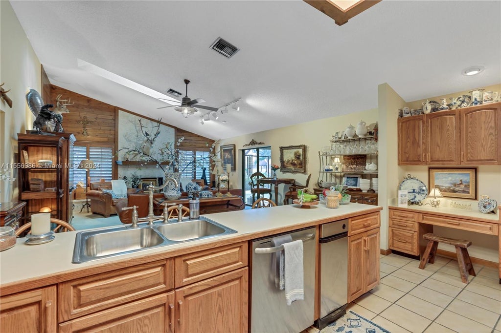 142 W Pinehill Trl W, Tequesta Property Listing MLS® A11556986