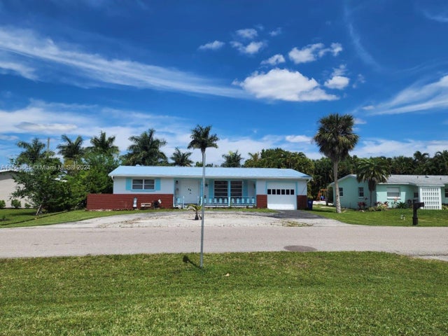 2 of 36 - 823 Lake Mcgregor Drive, Fort Myers, FL