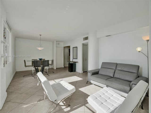 4 of 45 - 5005 Collins Ave 725, Miami Beach, FL