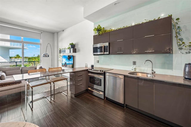 4 of 28 - 2001 Meridian Ave 517, Miami Beach, FL
