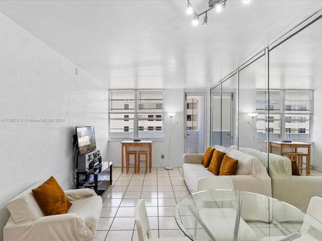 3 of 18 - 100 Lincoln Rd 830, Miami Beach, FL