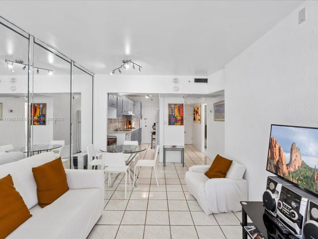 4 of 18 - 100 Lincoln Rd 830, Miami Beach, FL