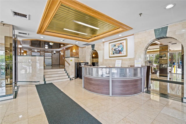 5 of 43 - 2401 Collins Ave 404, Miami Beach, FL