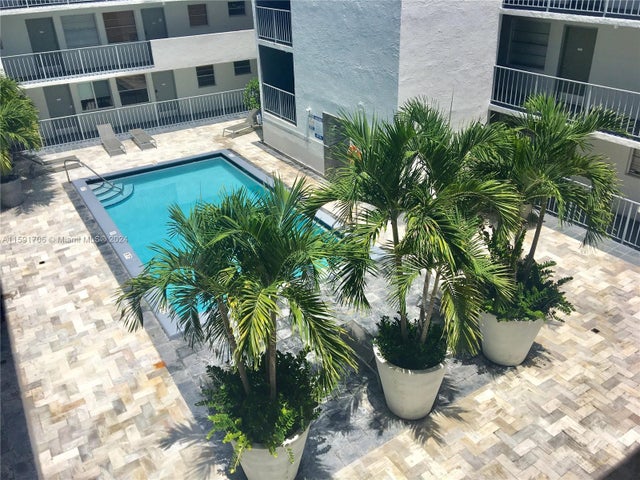 2 of 25 - 1610 Lenox Ave 416, Miami Beach, FL