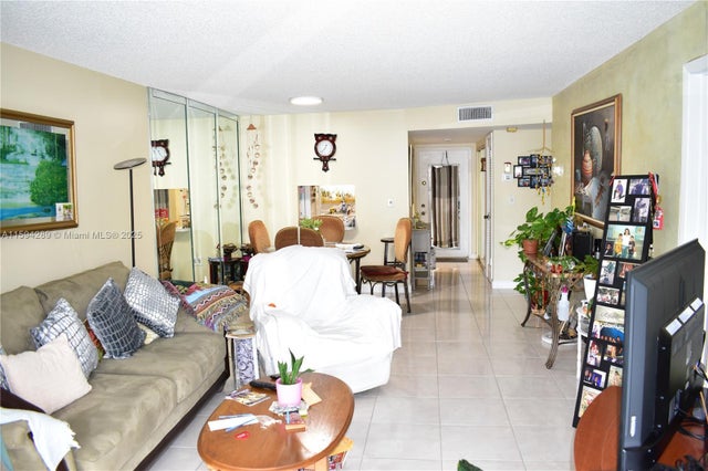 5 of 31 - 3051 E Sunrise Lakes Dr 211, Sunrise, FL