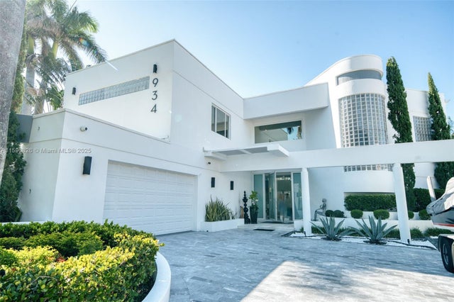 1 of 79 - 934 S Southlake Dr, Hollywood, FL