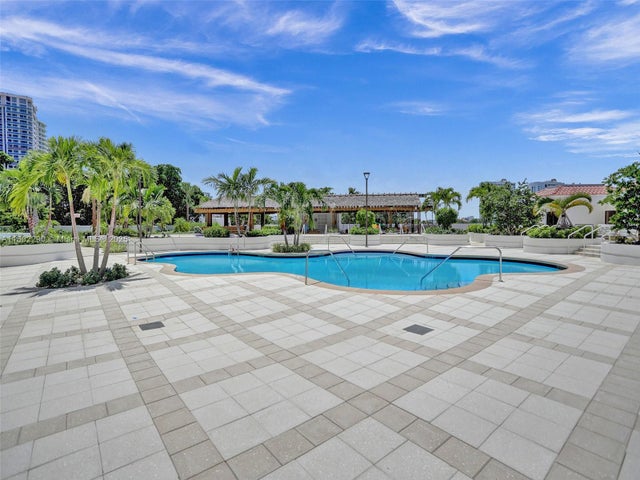 2 of 49 - 20281 E Country Club Dr 305, Aventura, FL