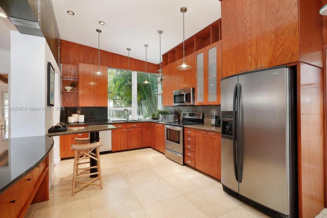 4 of 21 - 84 W Shore Dr, Coconut Grove, FL