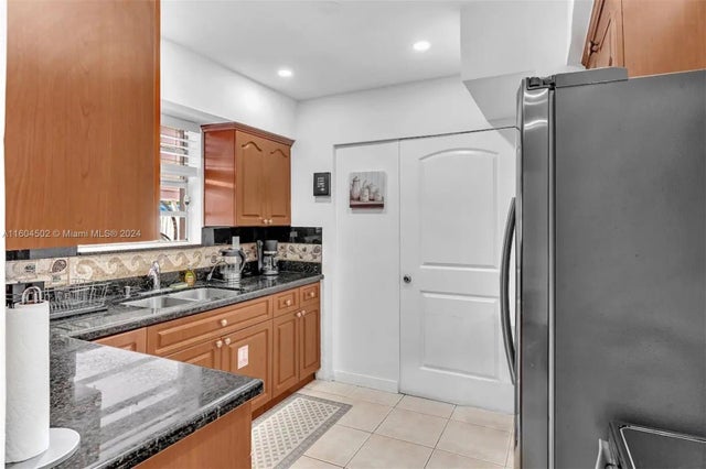 4 of 18 - 2340 N 66th Ter, Hollywood, FL