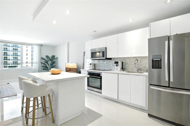 3 of 10 - 2301 Collins Ave 912, Miami Beach, FL