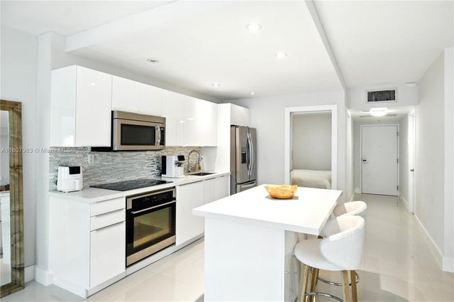 4 of 10 - 2301 Collins Ave 912, Miami Beach, FL