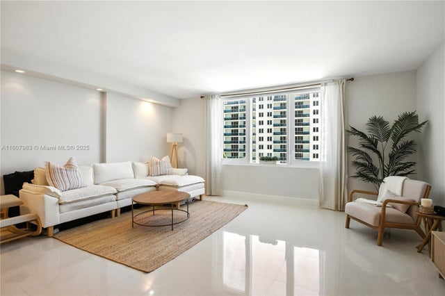 5 of 10 - 2301 Collins Ave 912, Miami Beach, FL