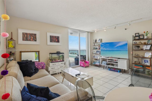 4 of 32 - 2401 Collins Ave 1612, Miami Beach, FL